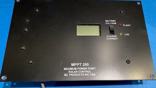Contrôleur de charge MPPT 250 W BZ, façade et afficheur