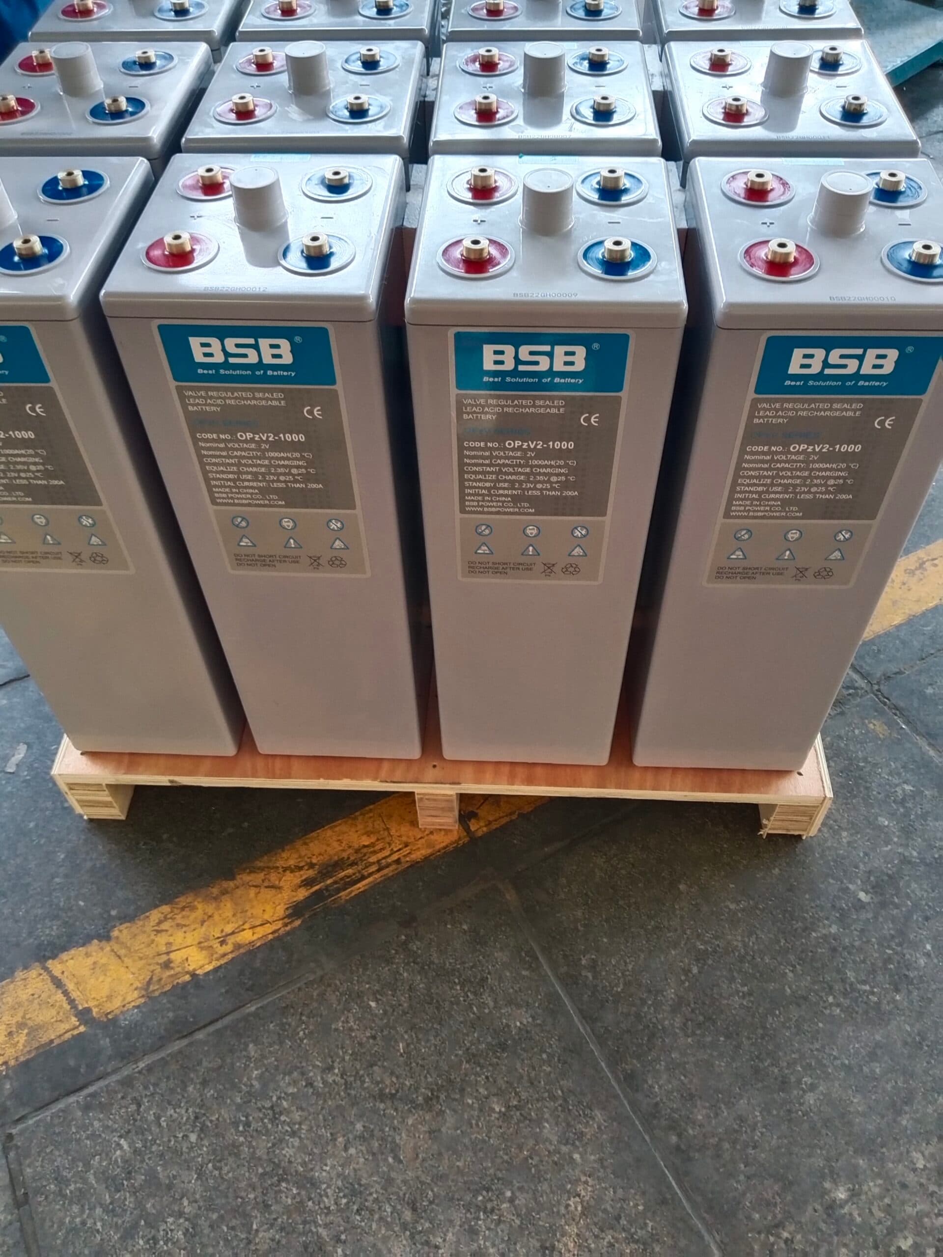 Éléments de batterie 2 V au gel alignés sur une palette