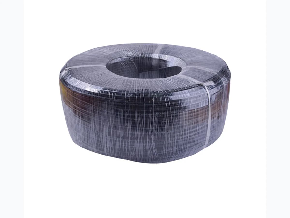 Couronne de câble solaire noir enroulée, sur fond blanc