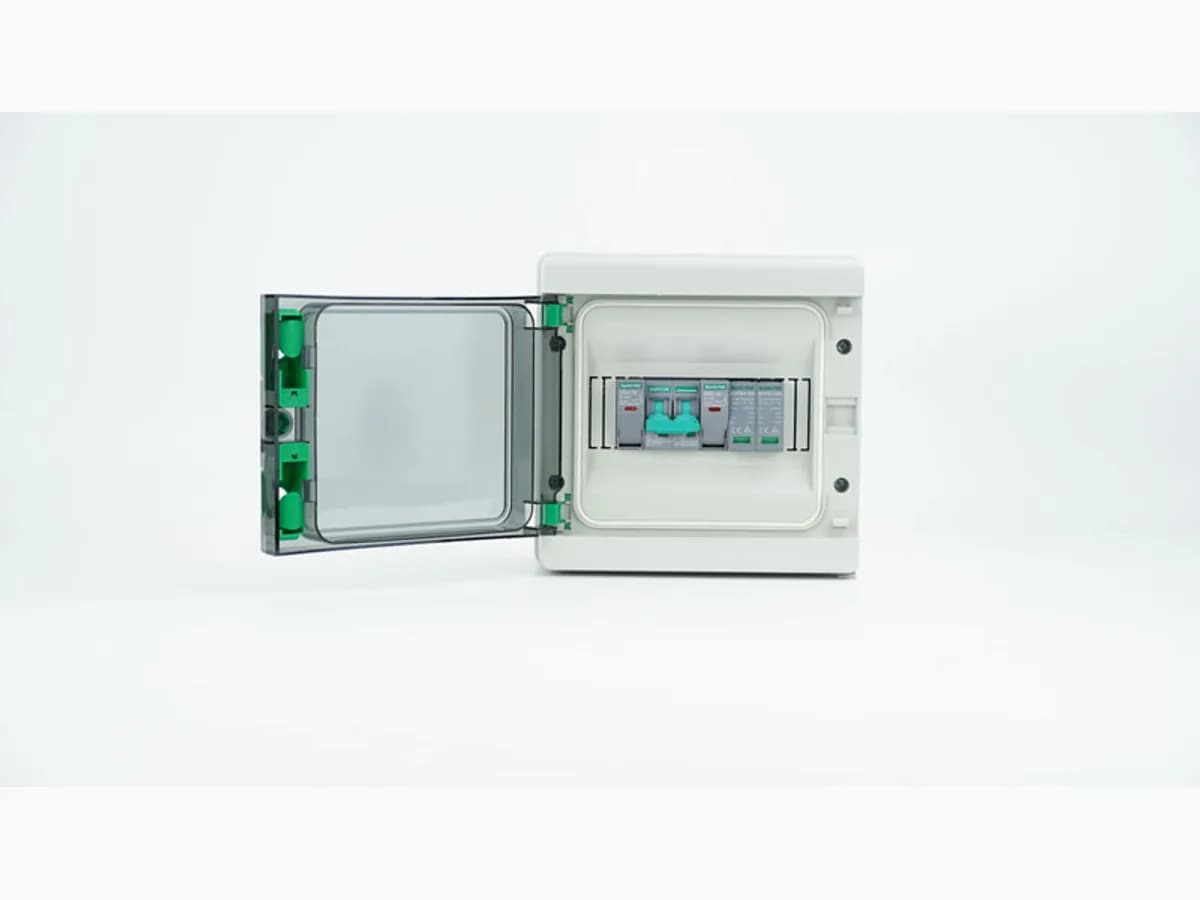 Coffret de raccordement photovoltaïque ouvert, appareillage monté à l’intérieur