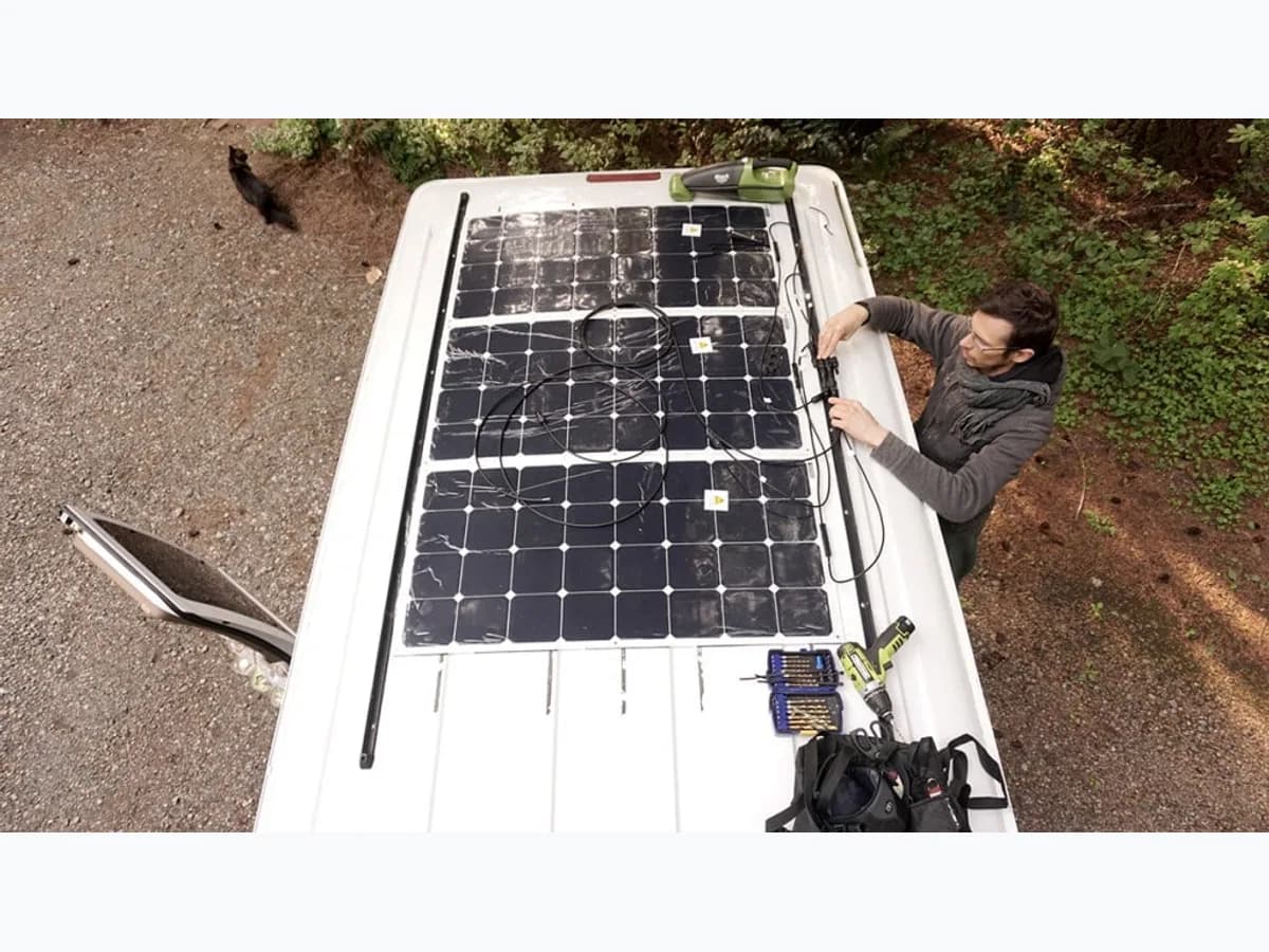 Pose d’un panneau solaire souple sur le toit d’un VR aménagé, vue de dessus