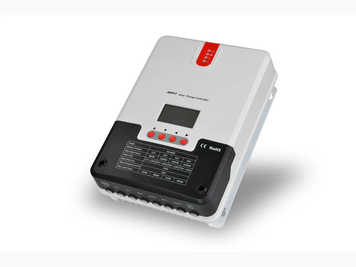 Contrôleur de charge SRNE ML4860 vu de trois quarts sur fond blanc