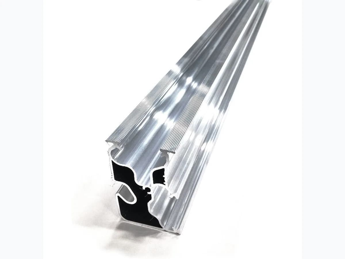 Rail de montage en aluminium extrudé, profil vu en gros plan