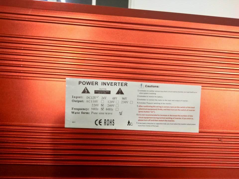 Onduleur 3000 W à boîtier aluminium rouge, étiquette indiquant une entrée 12 V DC et une sortie 220 V AC à onde sinusoïdale pure