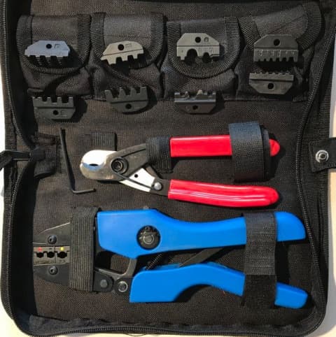 Sertisseur en kit avec ses têtes interchangeables dans leur coffret