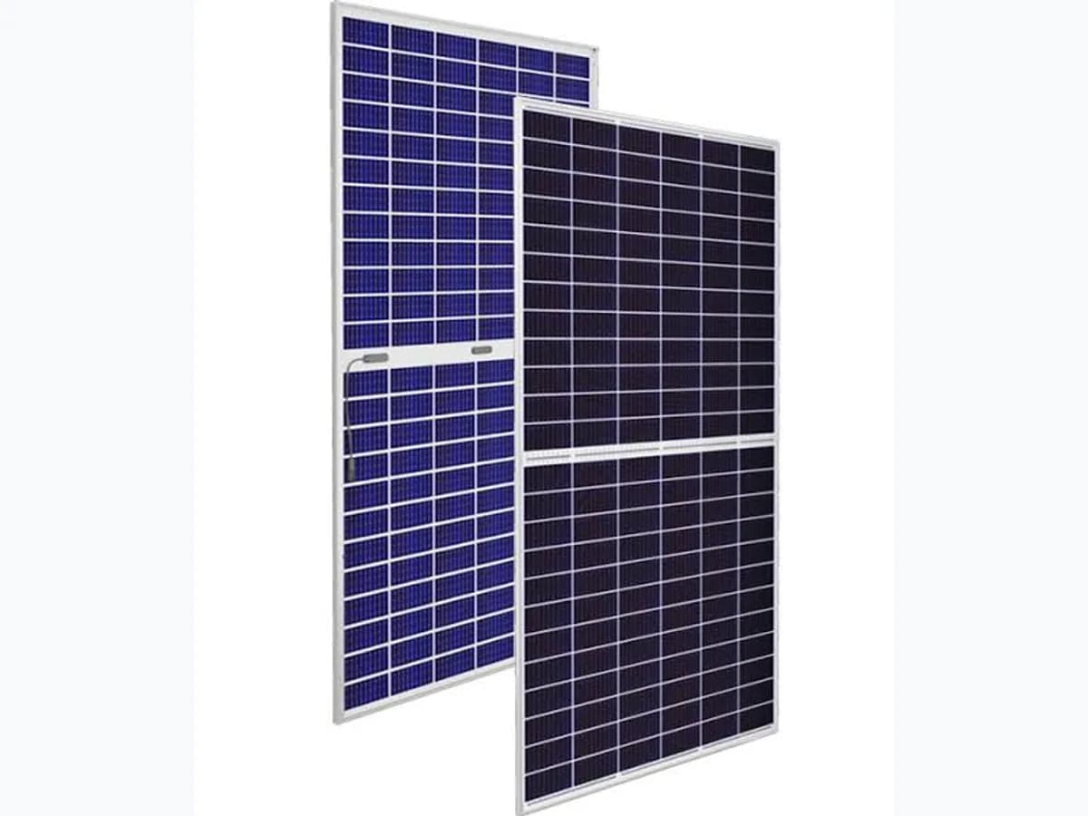 Deux modules solaires présentés face avant et face arrière, cadre en aluminium clair