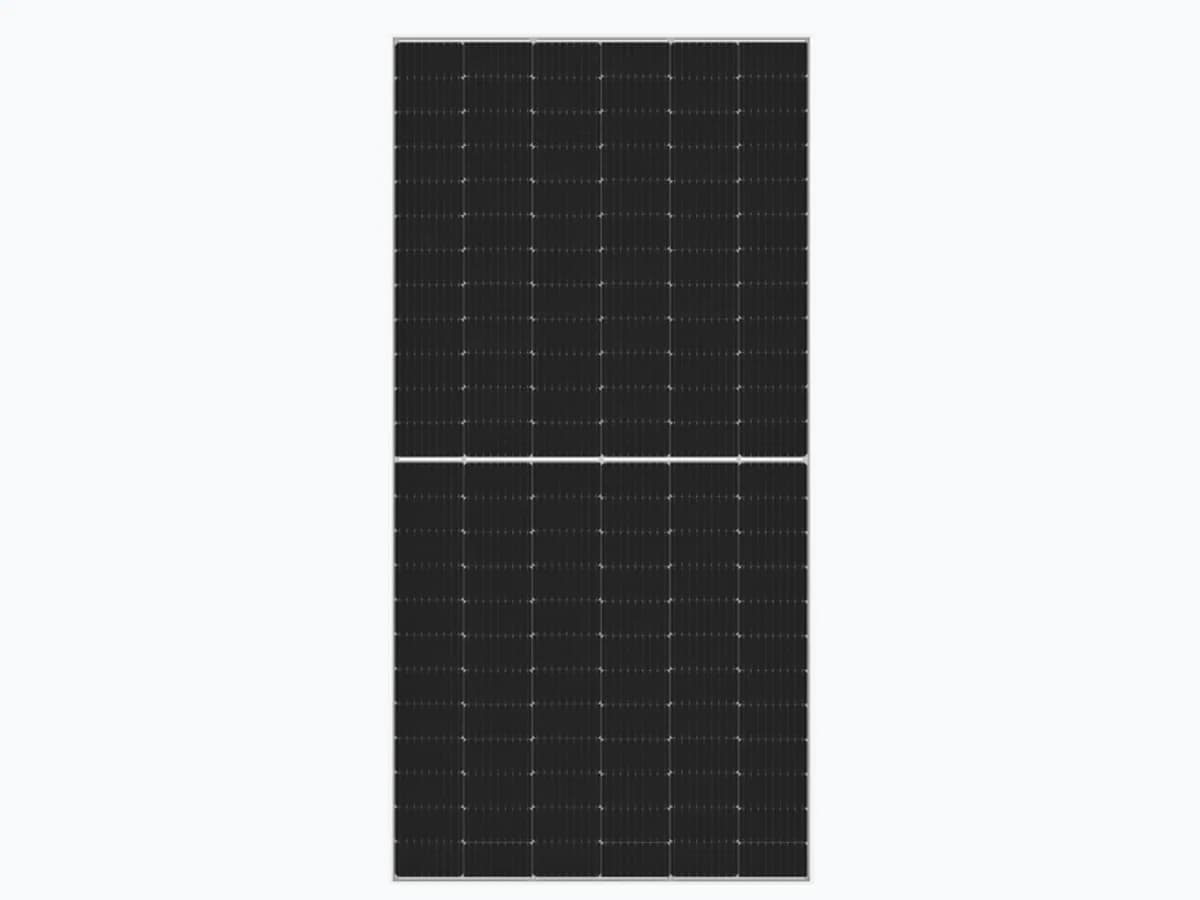 Module solaire monocristallin à cellules demi-coupées vu de face sur fond blanc